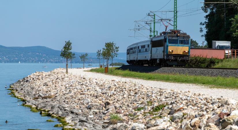 Ilyen nincs: a nyár első napján elhasalt a MÁV, lehalt a balatoni fővonal, óriási a káosz