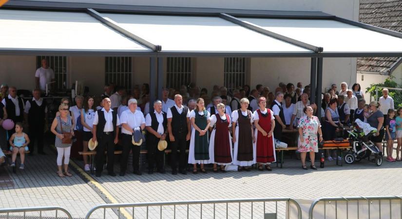 Tánc, nóta, ínycsiklandó illatok – Kisapostagon beindult a falunapi buli (videóval, képgalériával)