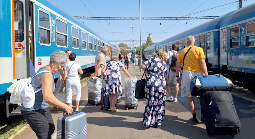 Lerohadt egy vasútvonal, visszatérítik a teljes jegyárat – Lázár szerint most is mások hibáztak, nem a kormány