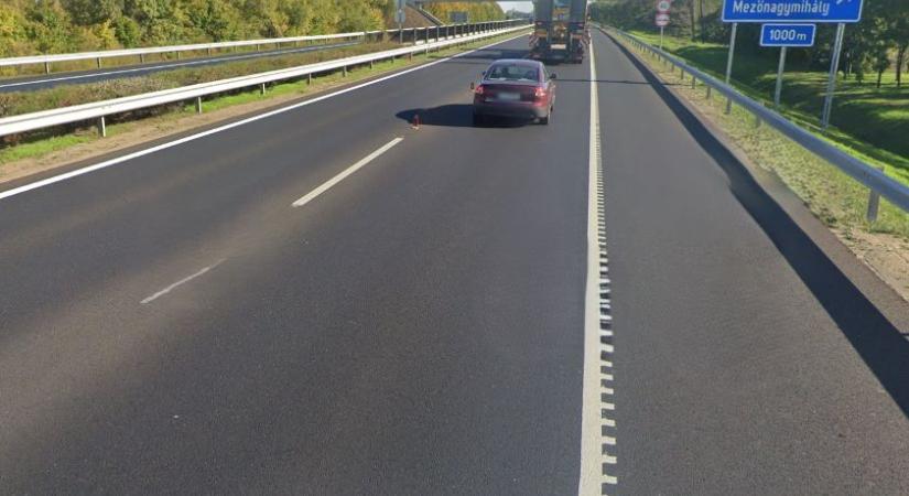 Korlátnak ütközött egy autó Mezőkeresztesnél