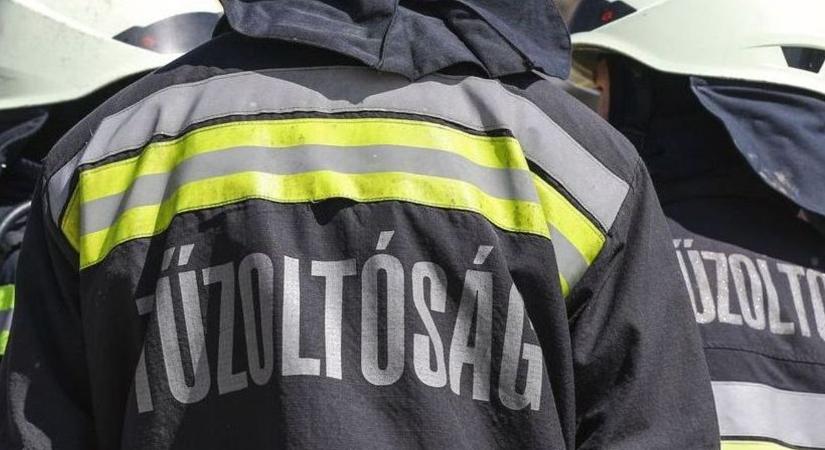 Szalagkorlátnak csapódott egy autó az M3-ason - tűzoltók is a helyszínen!