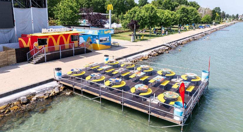 Már a Balaton vízében is falhatjuk az egyik gyorsétteremlánc kínálatát