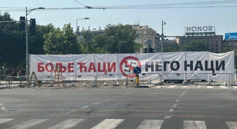 A haladó rezsim Belgrádban is kitűzte a horogkeresztet