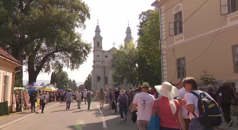 Idén is több százezren vettek részt a csíksomlyói búcsún és az ünnepi szentimisén  videó