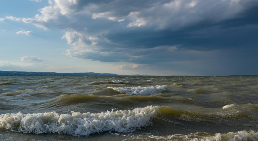 Ítéletidő csap le a Balatonra, mikor sokan lehetnek a vízben