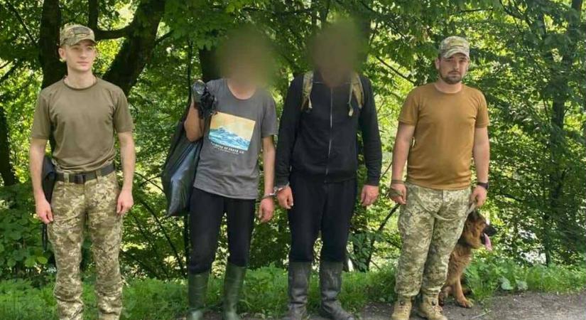 Két férfi 14 napon keresztül vándorolt a határig