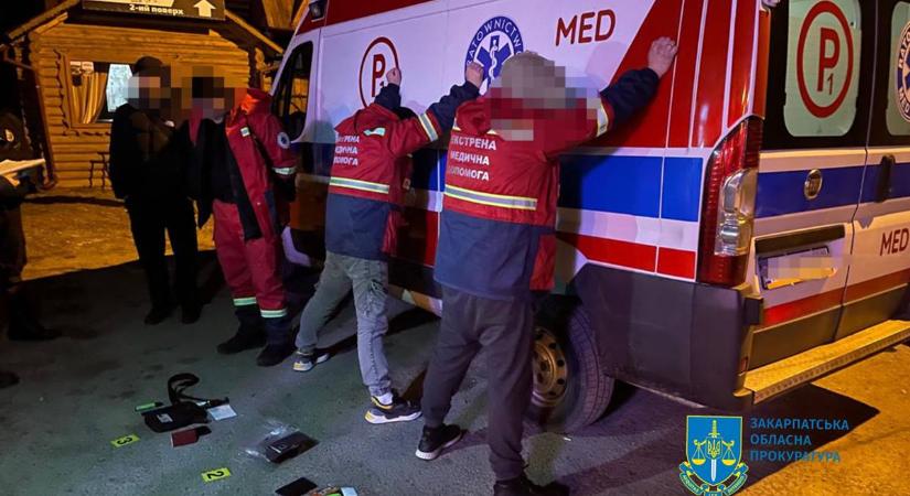 Mentőautóval szállította a katonaköteles férfiakat egy rendőr Kárpátalján