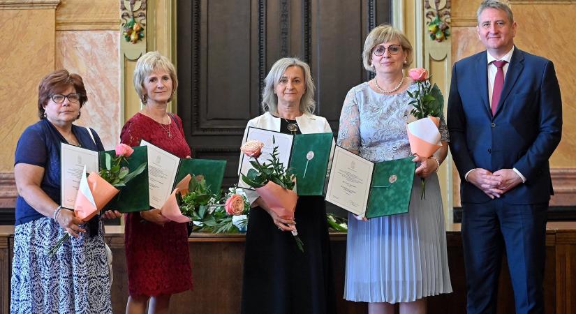 Pedagógus Szolgálati Emlékéremmel tüntették ki városunk pedagógusait
