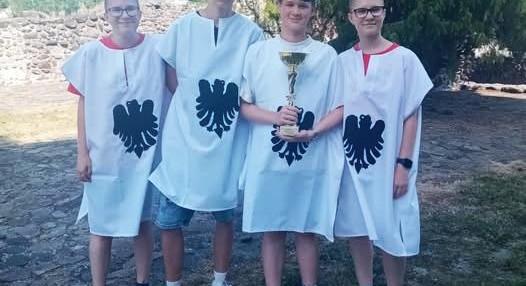 Körzetis tanulókat avattak ünnepélyesen a kisnánai vár lovagjaivá