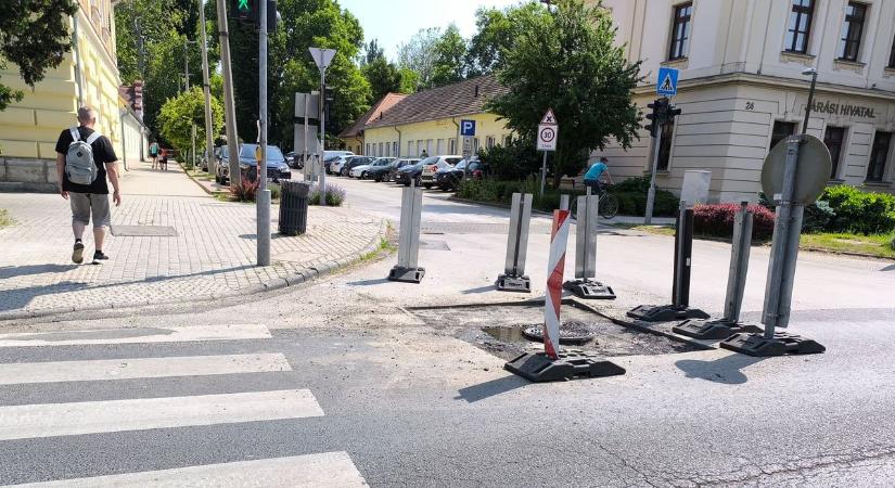 Évek óta kerülgetjük, most javítás alatt a veszélyes tatai csatornafedél