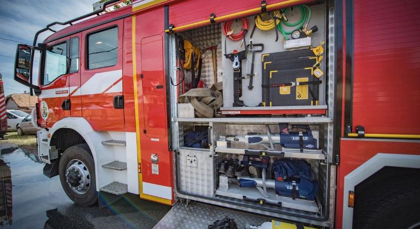 Lángra kapott egy fészer és faház Kecskeméten, a tűz még a kutyaházat sem kímélte