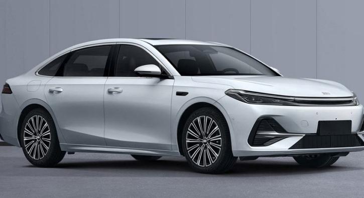 Kétezer kilométer fölé tolta a hibrid hatótávot a Geely