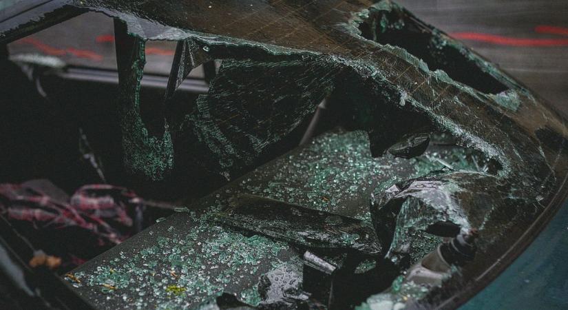 Belehajtottak egy kétgyerekes család autójába, a 4 éves fiú meghalt - nem akárki szállt ki a másik kocsiból