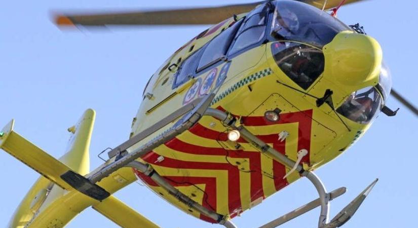 Fürdőzők mentették ki a fuldokló férfit, mentőhelikopter érkezett a strandra