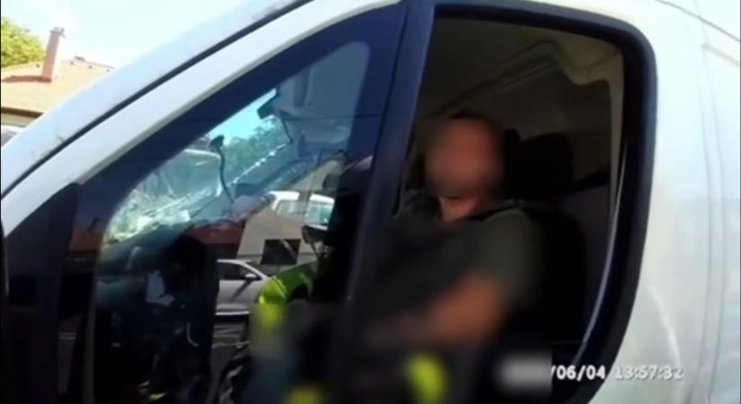 Elképesztő magyarázatot adott a furgonos a rendőrnek a törött szélvédőre ( videó)