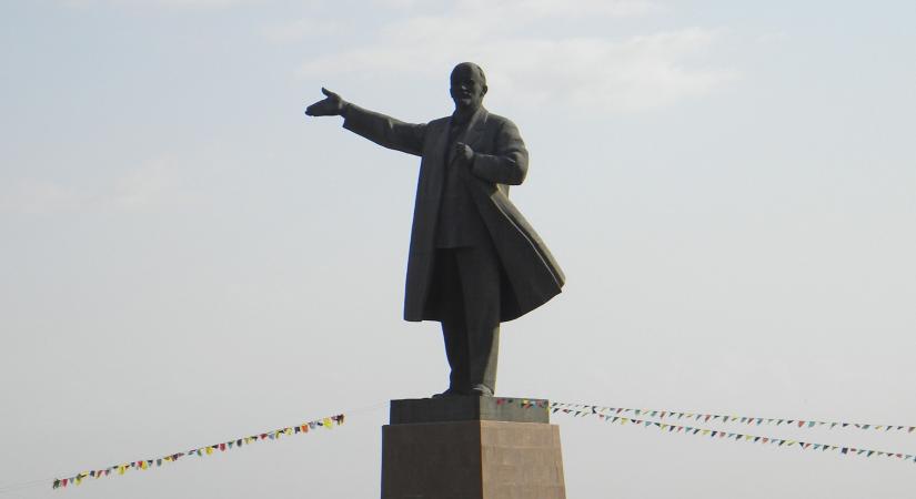 Még 2025-ben is bontanak le Lenin-szobrot