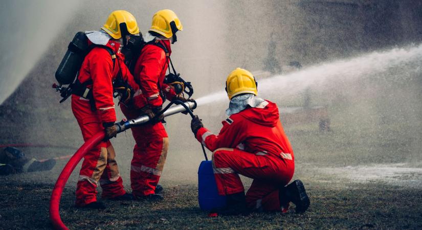 Kigyulladt egy melléképület, négy vízsugárral oltják a lángokat