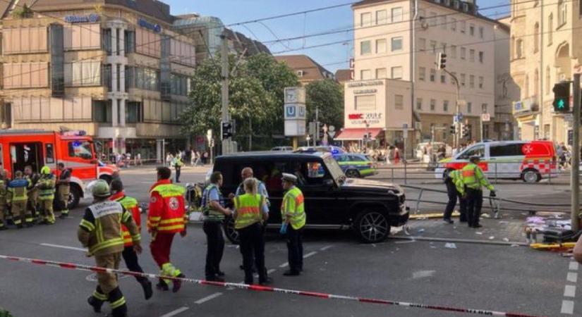 Tömegbe hajtott egy autós Passauban, elütötte a lányát és a feleségét