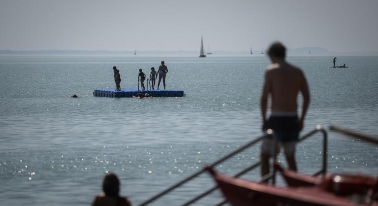 Kiadták a figyelmeztetést a Balatonnál, a viharjelzés követésére szólítottak fel