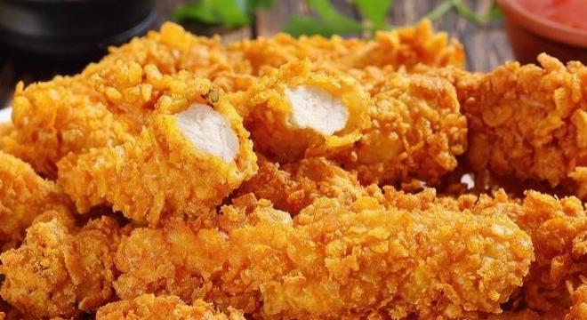 Ropogós csirkecsíkok cornflakes-bundában, sütőben sütve