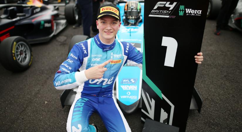 Sportági mérföldkő: Molnár Martin első magyarként lett futamgyőztes a brit F4-ben