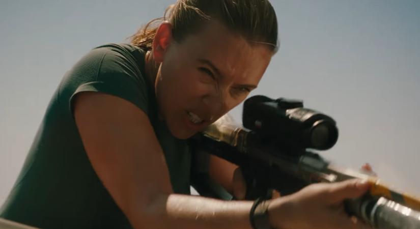 Scarlett Johansson egy hajóméretű őslényre vadászik a Jurassic World: Újjászületés első közzétett jelenetében