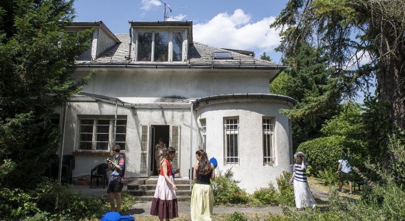 Rögtönzésből öröklét – Egy napra bejárhatóvá vált Esterházy Péter egykori óbudai otthona, Vámos Miklós bejelentette, hogy ügyintéző lesz