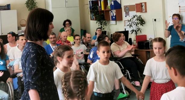 "Jószolis" nyárköszöntő után, évzáró tárlat előtt a Wesley-Da Capo iskola közössége