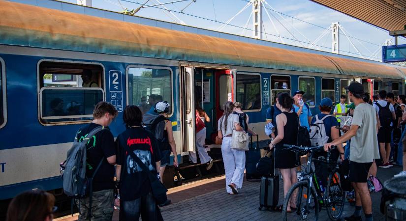 Elkezdett félni a MÁV, vasárnap a Kelenföldi pályaudvarhoz vezénylik a cég összes klimatizált pótlóbuszát