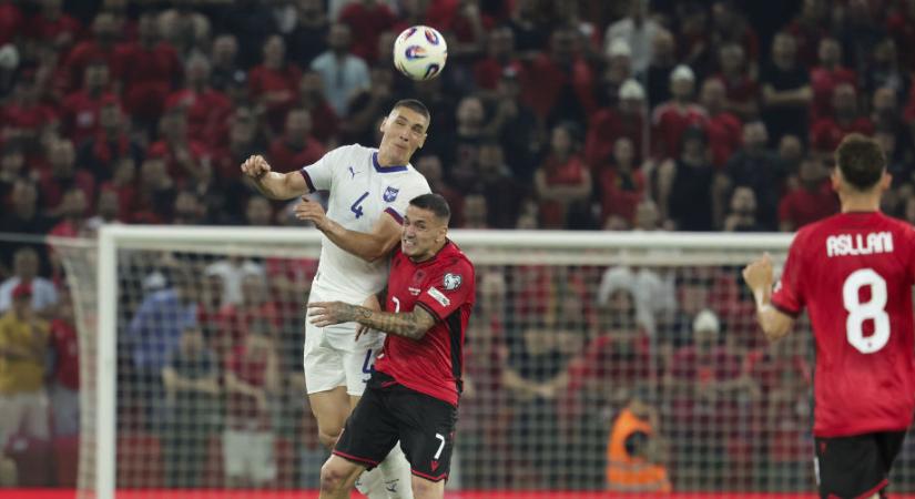 Az albán szurkolók háromszor találták fejbe a szerb játékosokat