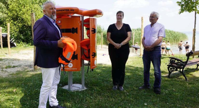 A tizedik mentőmellényállványt avatták fel a Balatonnál