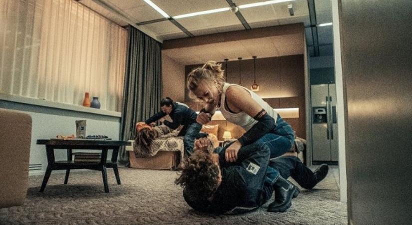 Hatáskörön kívül: Külügyi könyöklések (kritika)