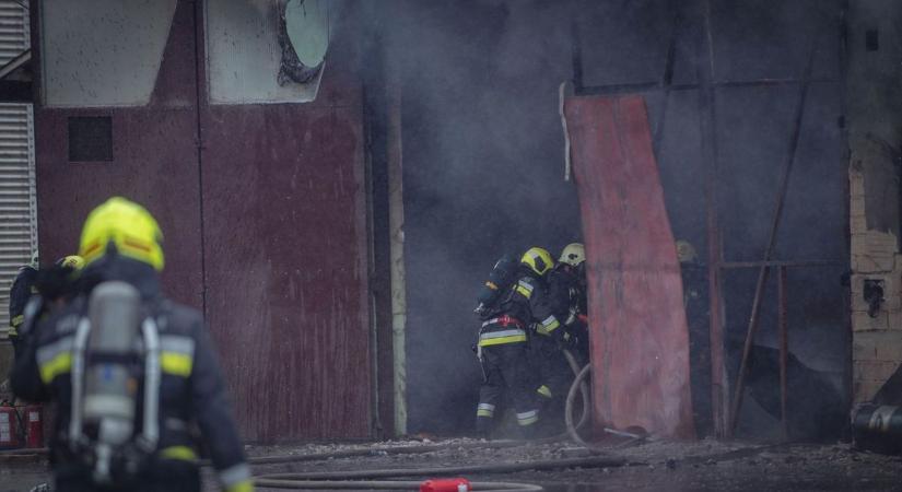 Felcsaptak a lángok Komlón - nagy erőkkel vonultak a tűzoltók