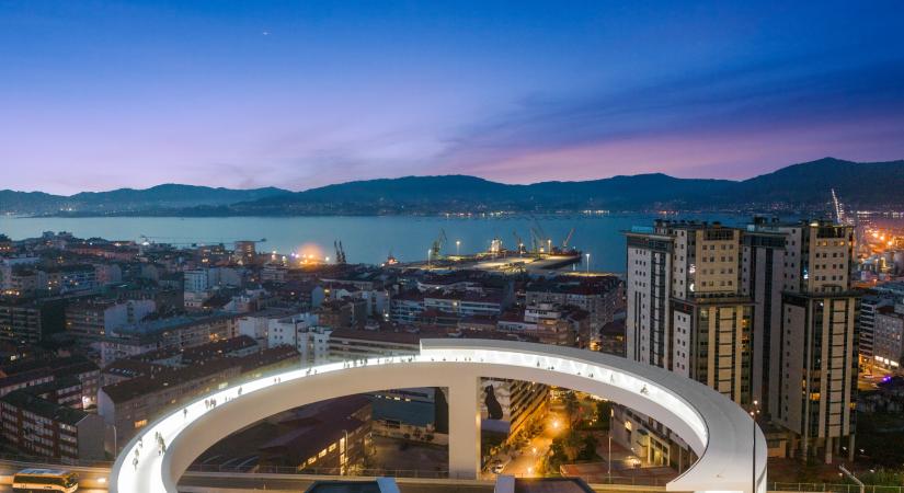 Közlekedési csomópont, kilátó és landmark épület egyben