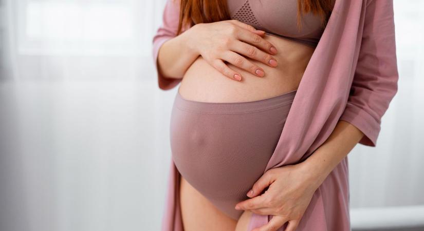 Csak 21 éves, de már mostohaanyja egy 16 éves lánynak – Most babát vár a 44 éves pasijától!