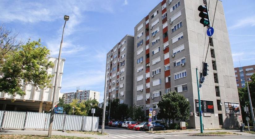 Arra figyeltek fel, hogy valakik folyton motoszkálnak panelsor melletti zöldterületen
