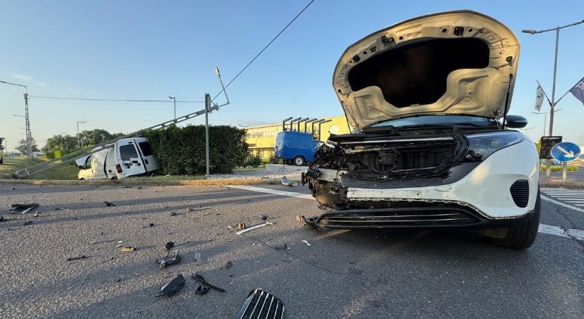 Akkora baleset történt Ebesen, hogy egy villanypózna is kidőlt – fotókkal