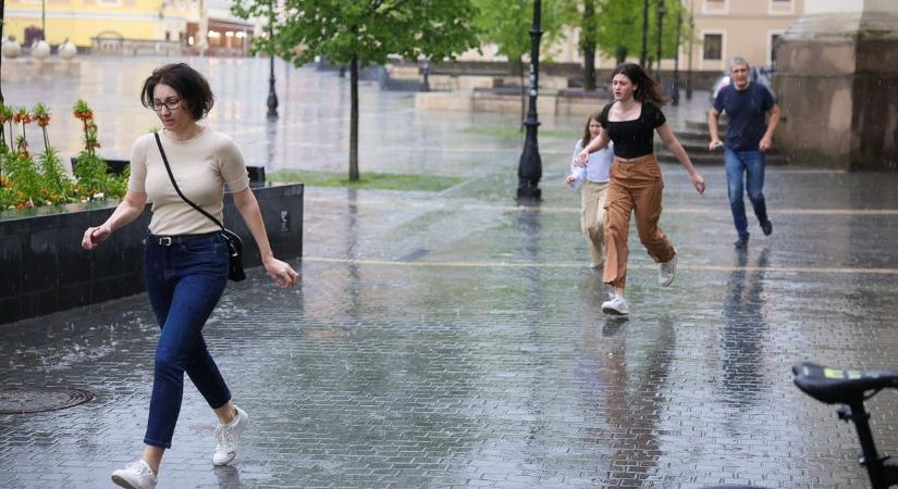Kiadták a figyelmeztetést: délután zivatarokkal jöhet az enyhülés