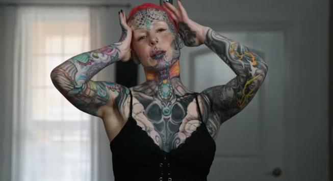 Otthagyta a munkahelyét, és 15 millió forintot költött tetoválásokra!