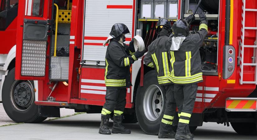 Szalagkorlátnak csapódott egy autó