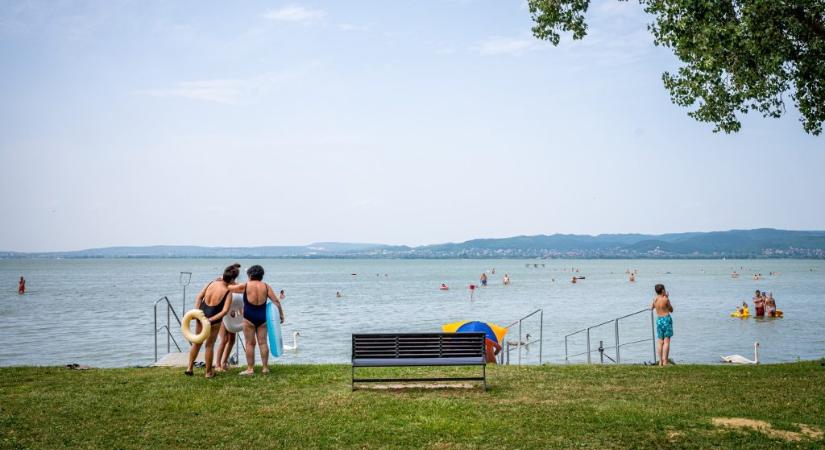 Három strandoló húzta ki a vízben fuldokló férfit Balatonszárszón