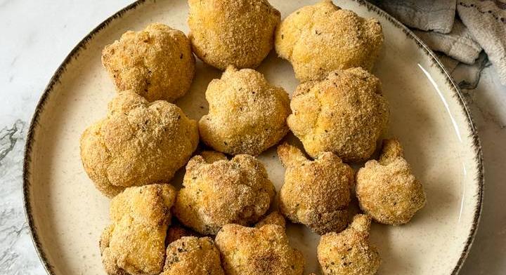 Parmezános bundában sült karfiol: zöldfűszerekkel dobd fel