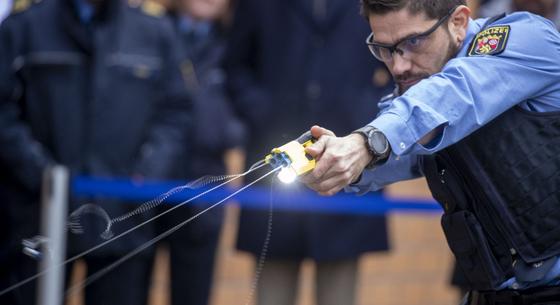 Elektromos sokkoló pisztolyokkal szerelnék fel a német rendőröket