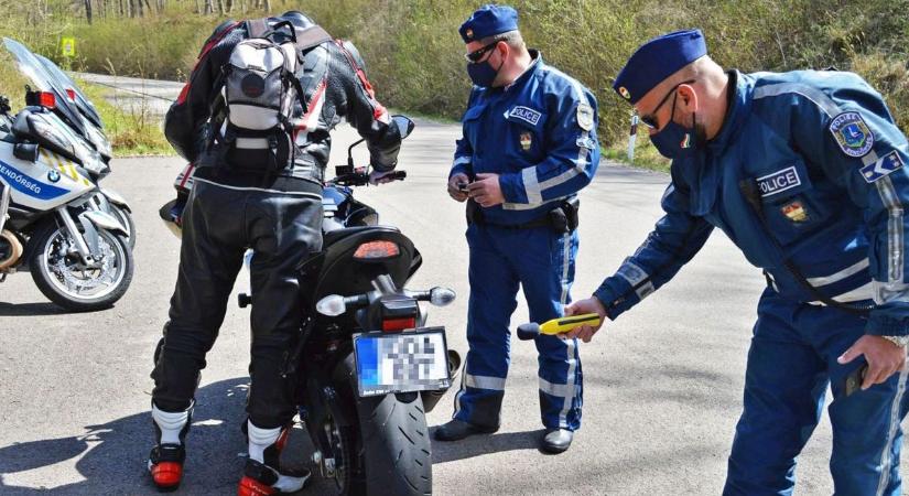 Drónnal is ellenőrzik a motorosokat a bajnai szerpentinen a rendőrök