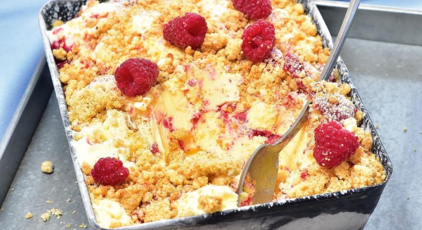 Házi fagyi, a nyári napok fénypontja – Málnás sajttortafagylalt morzsával
