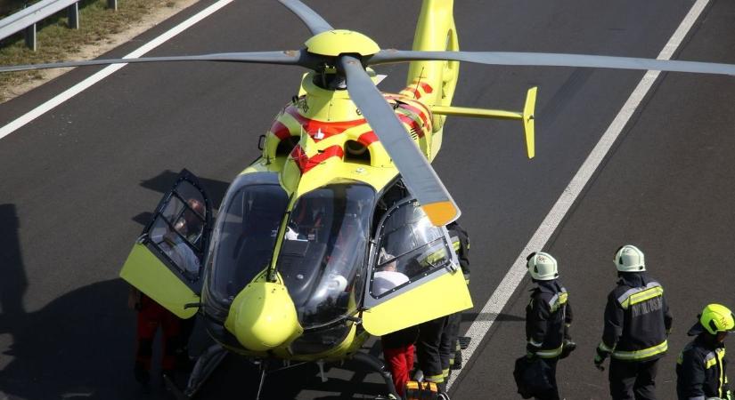 Súlyos baleset, mentőhelikopter is érkezett az M7-esre