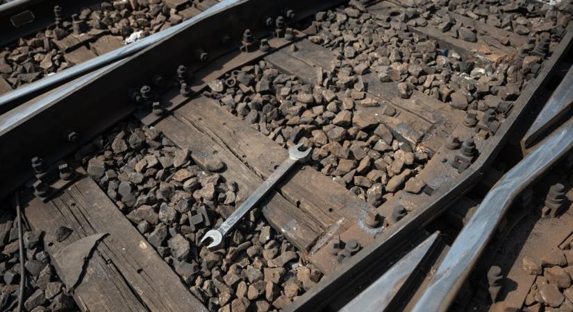 300 busz áll készenlétben a szombati totális vasúti káosz után