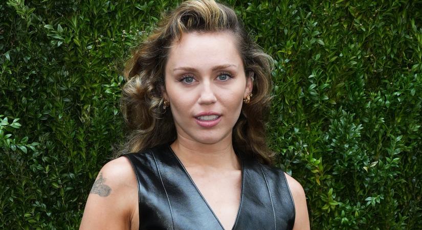 Miley Cyrus nem hagyott sokat a képzeletre: pucérruhában és egy tangában sétált végig New Yorkon