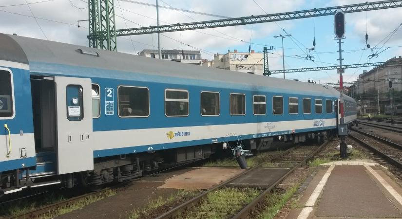 Vasúti káosz: 300 busz áll készenlétben, de egyelőre nincs esemény
