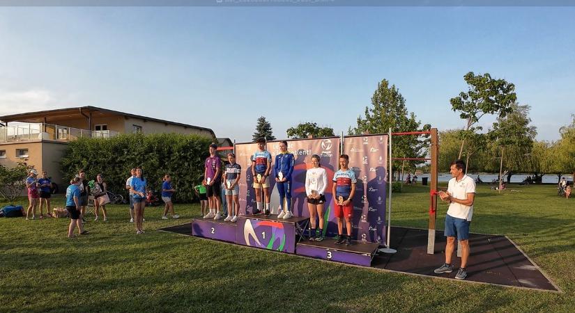 Triatlon szupersprint ob - A férfiaknál Szűcs András, a nőknél Pusztai Dóra nyert Ikrényben - videó